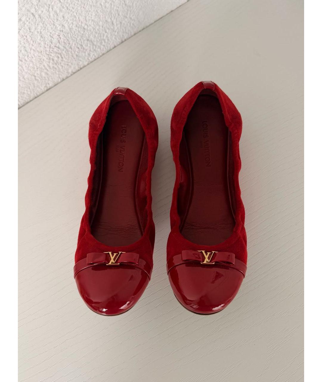 LOUIS VUITTON Красные замшевые балетки, фото 2