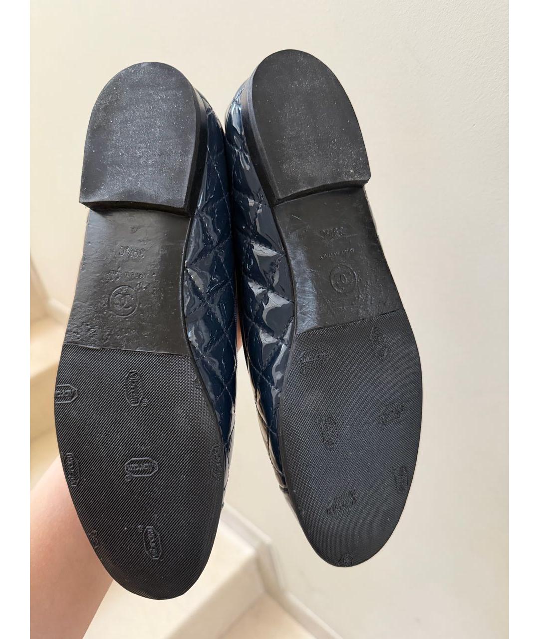 CHANEL Темно-синие балетки из лакированной кожи, фото 5