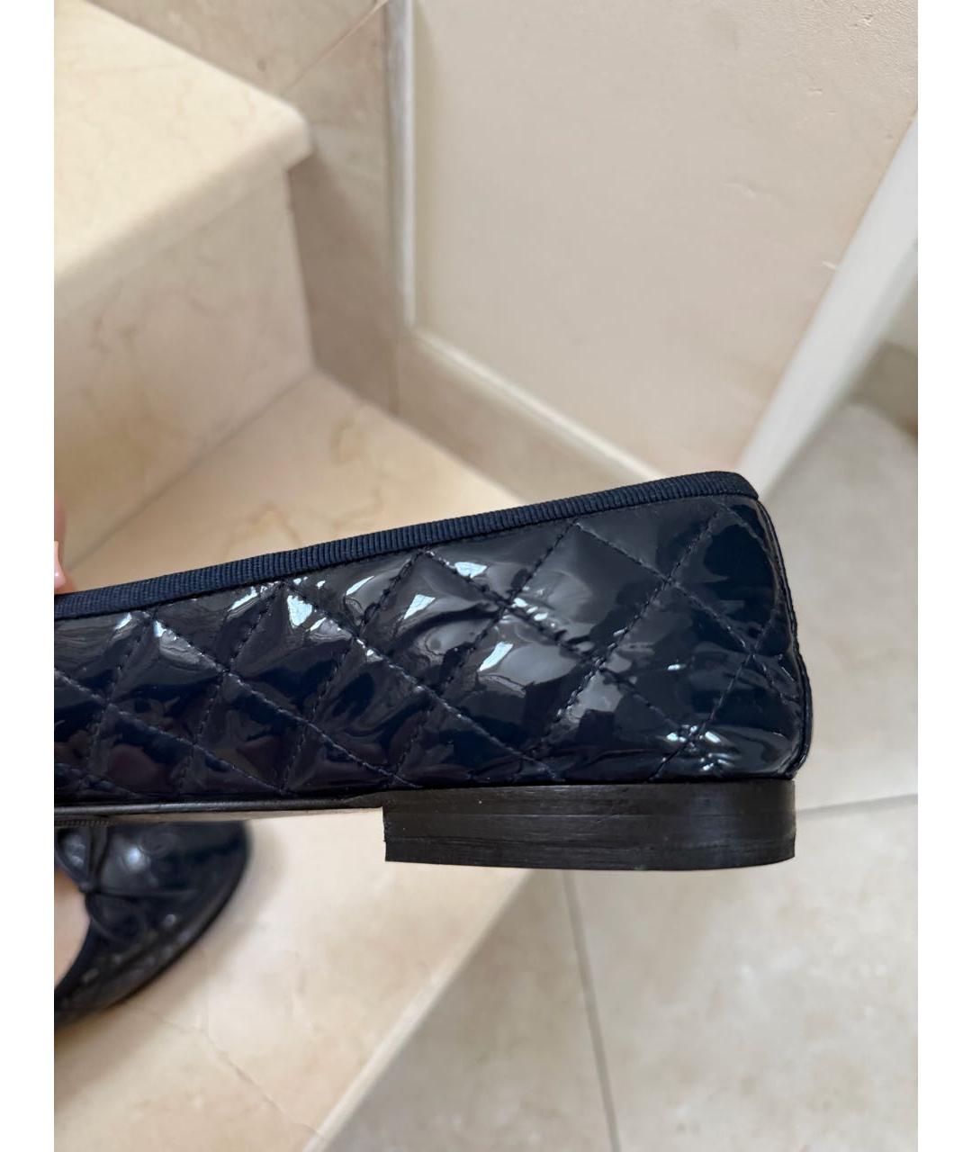 CHANEL Темно-синие балетки из лакированной кожи, фото 6