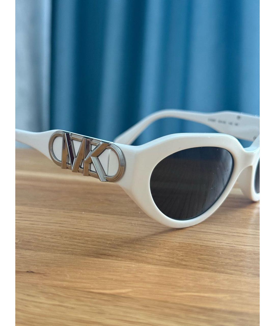 MICHAEL KORS Белые пластиковые солнцезащитные очки, фото 3
