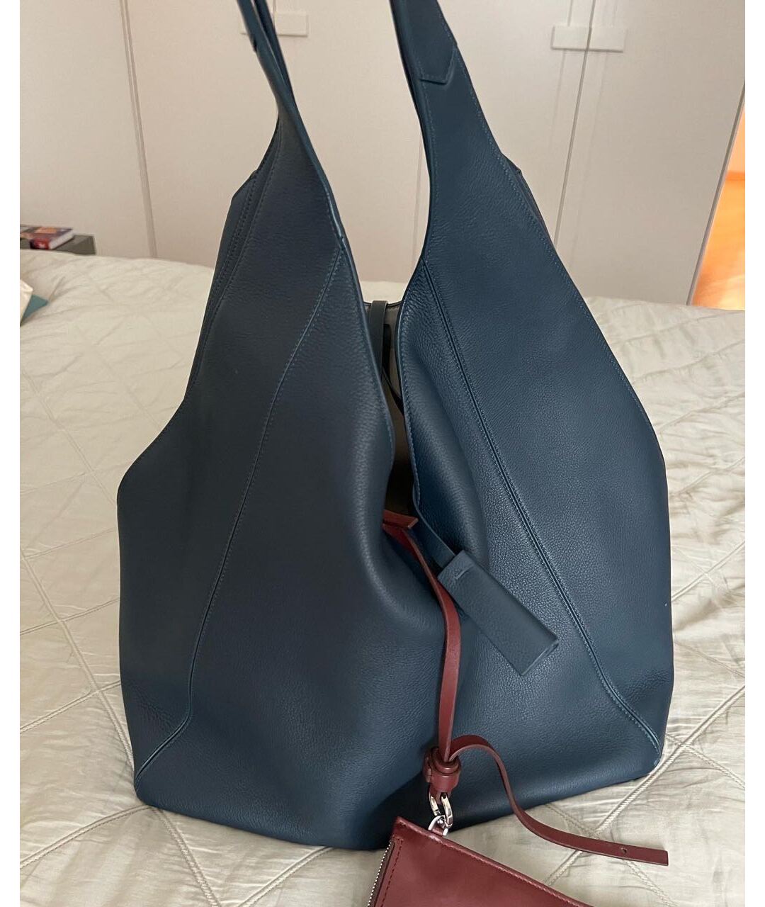 LORO PIANA Темно-синяя кожаная сумка с короткими ручками, фото 5