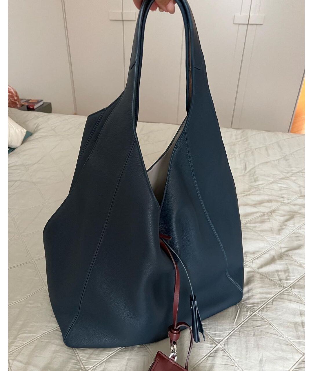 LORO PIANA Темно-синяя кожаная сумка с короткими ручками, фото 2