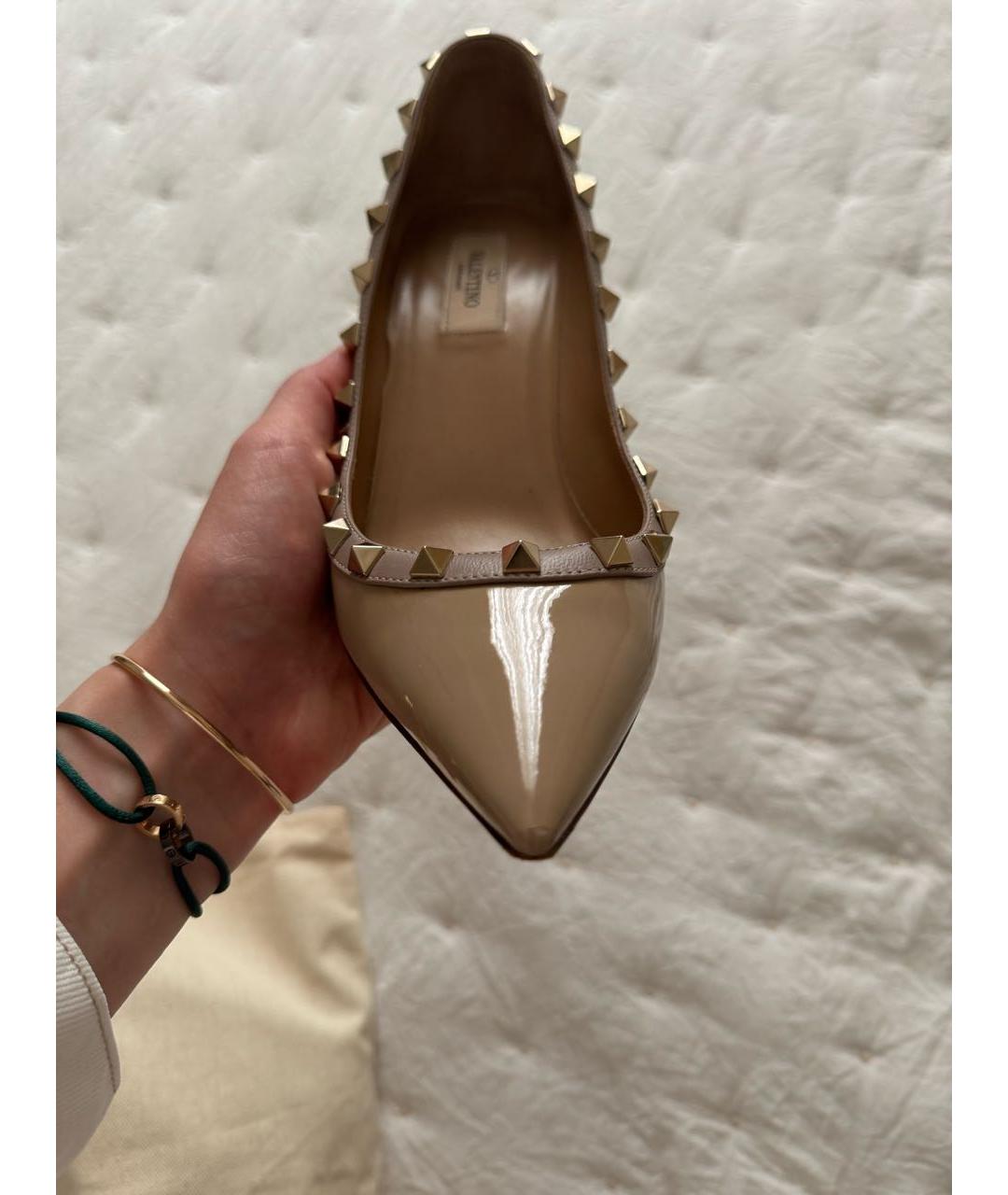VALENTINO Бежевые туфли из лакированной кожи, фото 4