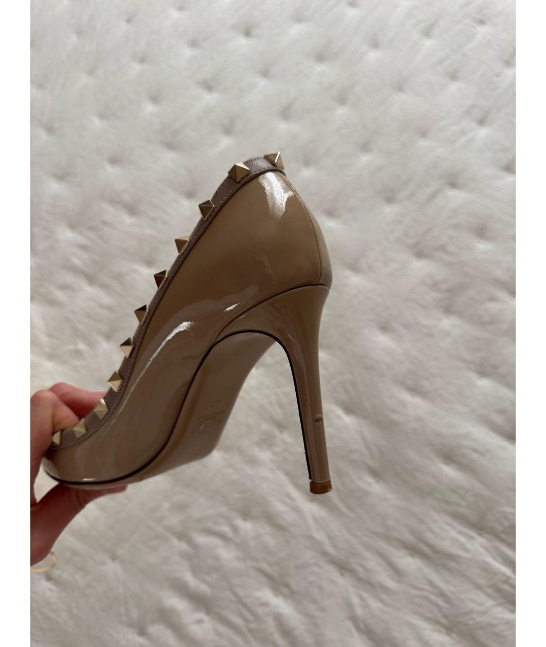 VALENTINO Бежевые туфли из лакированной кожи, фото 3