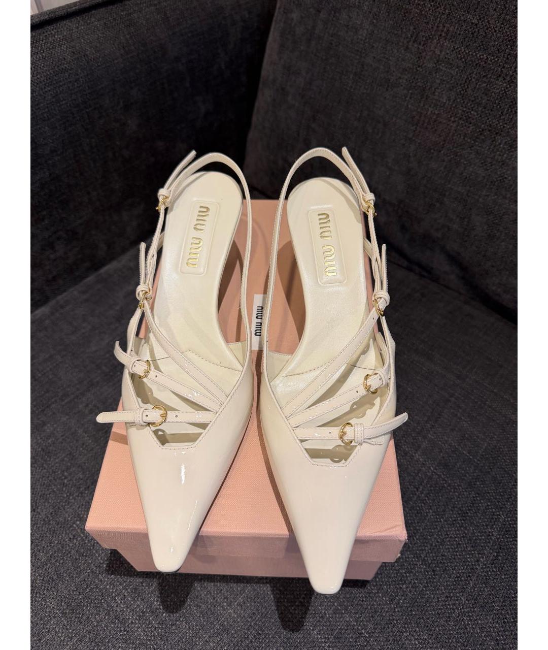 MIU MIU Бежевые босоножки из лакированной кожи, фото 2