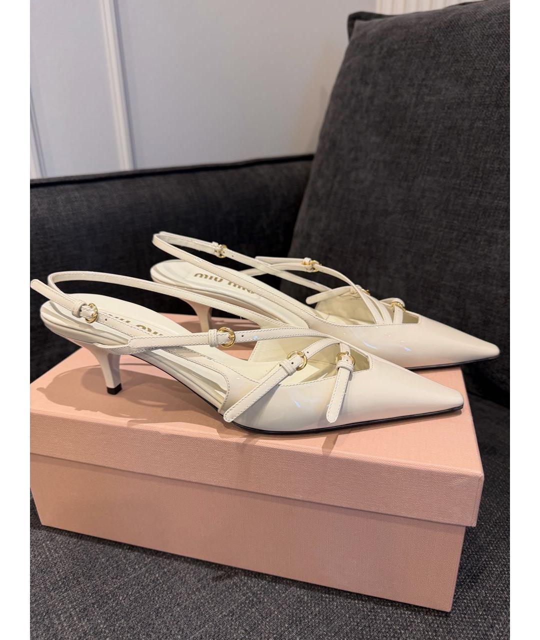 MIU MIU Бежевые босоножки из лакированной кожи, фото 4