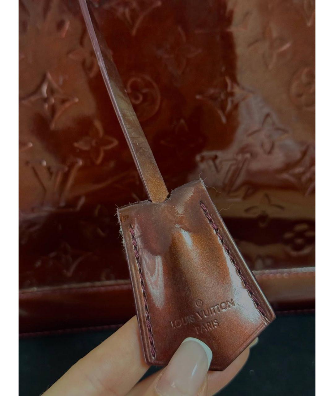 LOUIS VUITTON Бордовая сумка с короткими ручками из лакированной кожи, фото 5