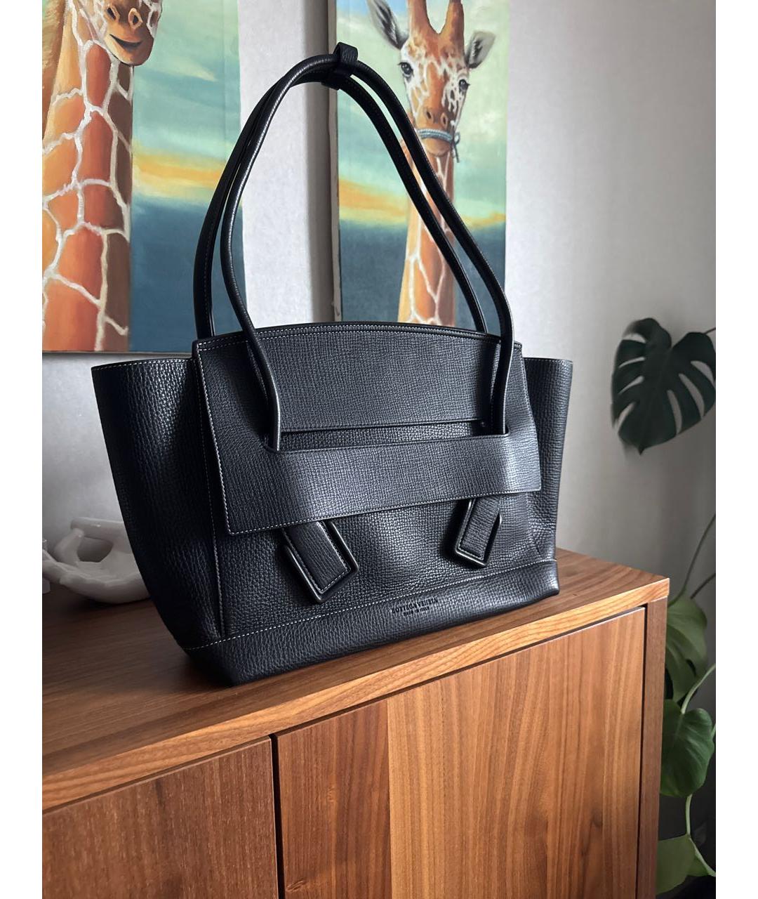 BOTTEGA VENETA Черная кожаная сумка с короткими ручками, фото 3