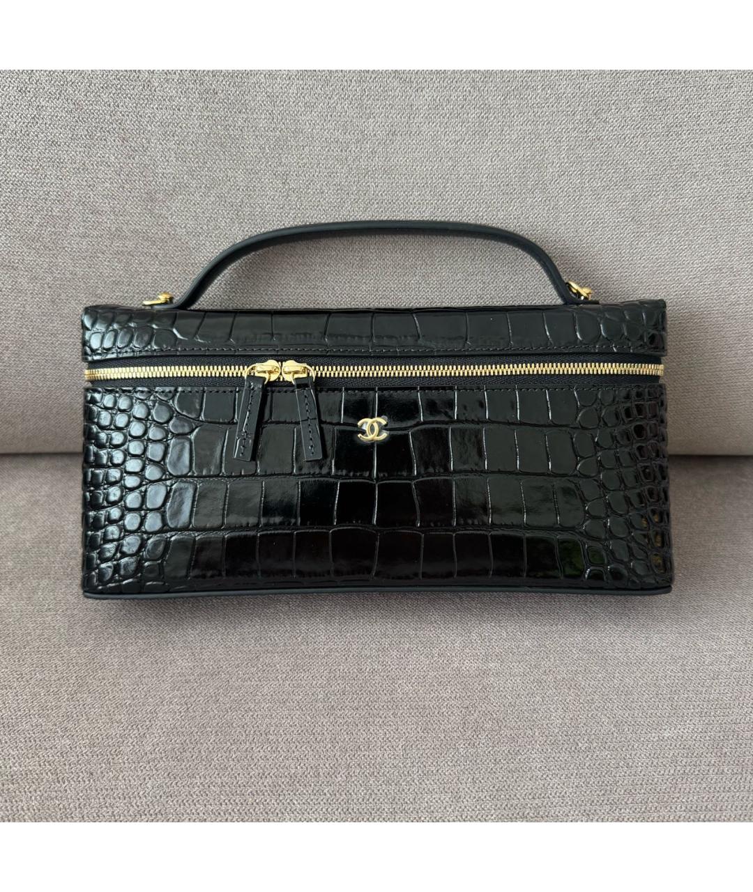 CHANEL Черная сумка через плечо из лакированной кожи, фото 2