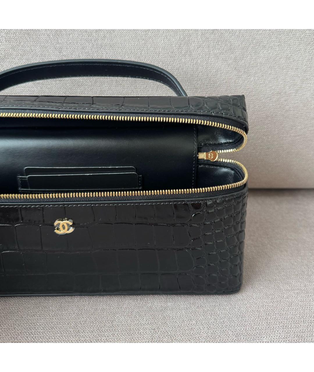 CHANEL Черная сумка через плечо из лакированной кожи, фото 6