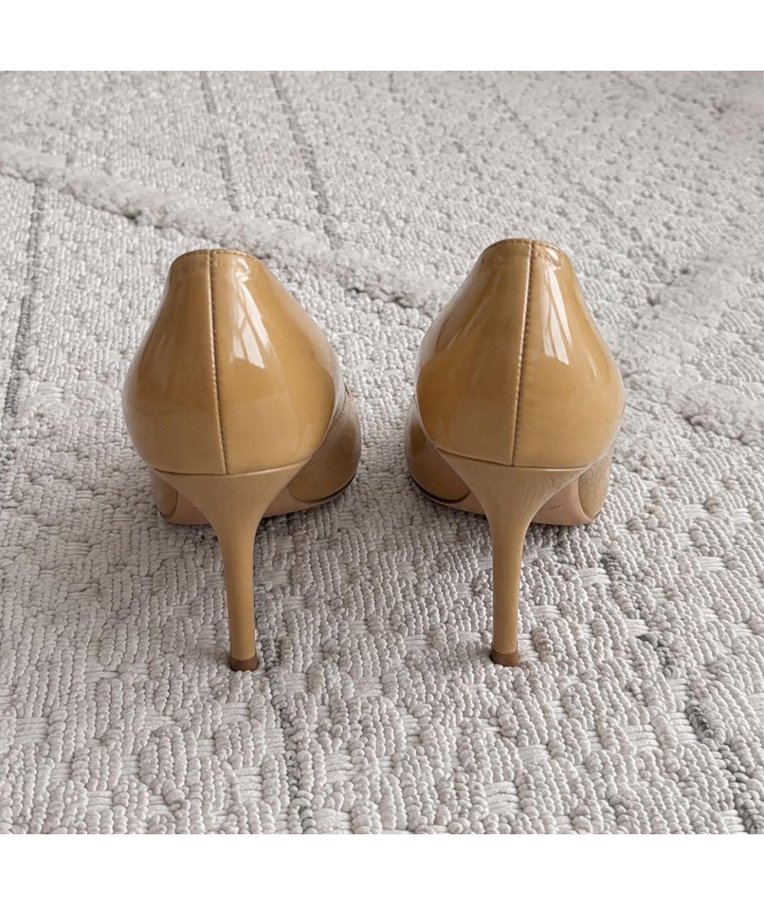 MANOLO BLAHNIK Бежевые туфли из лакированной кожи, фото 4