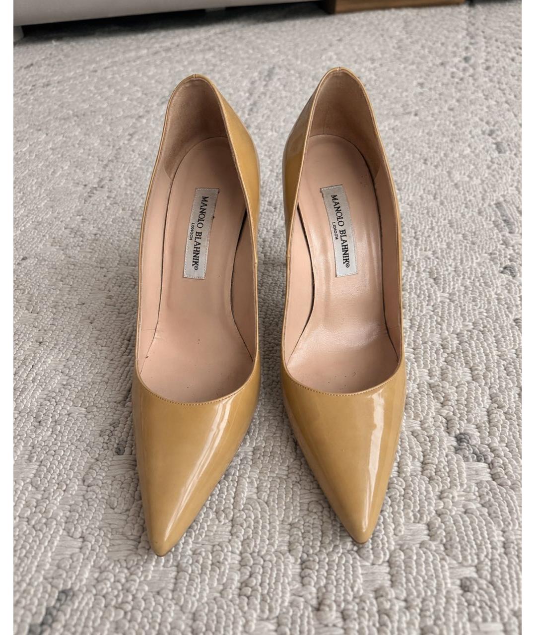 MANOLO BLAHNIK Бежевые туфли из лакированной кожи, фото 2