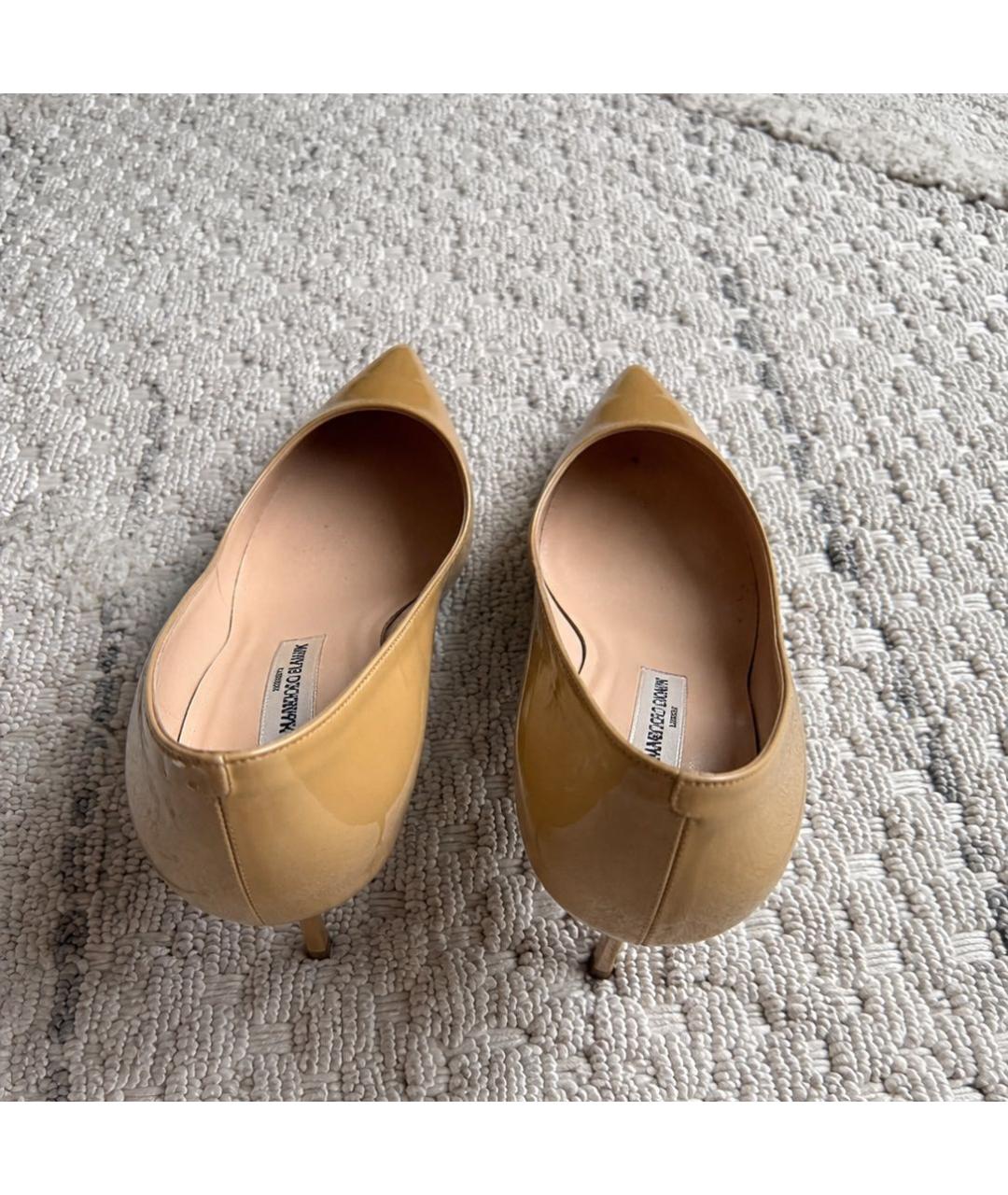 MANOLO BLAHNIK Бежевые туфли из лакированной кожи, фото 3