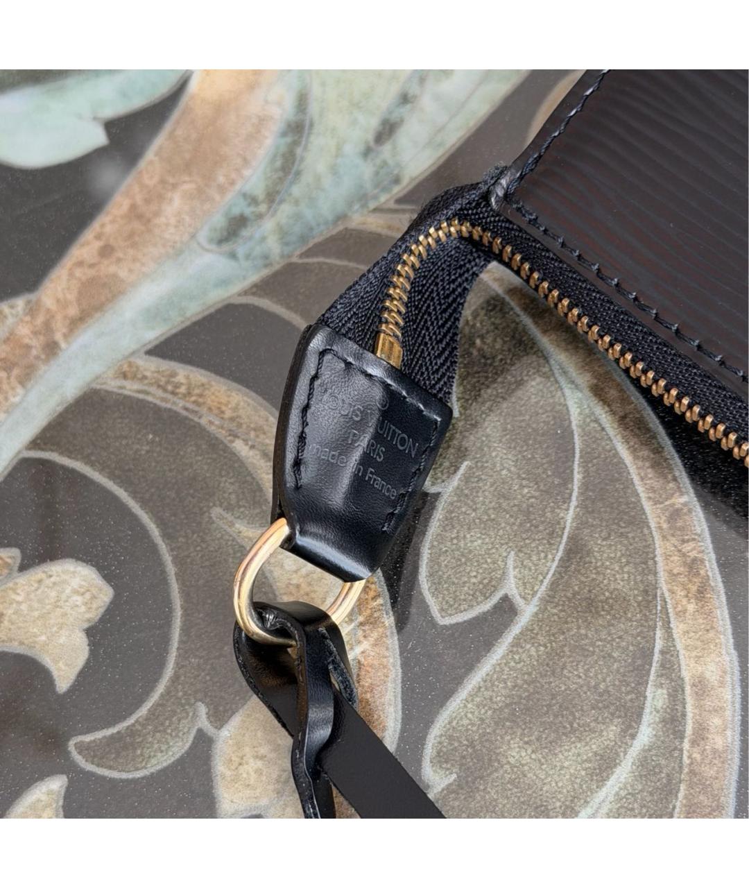 LOUIS VUITTON Черная кожаная сумка с короткими ручками, фото 8