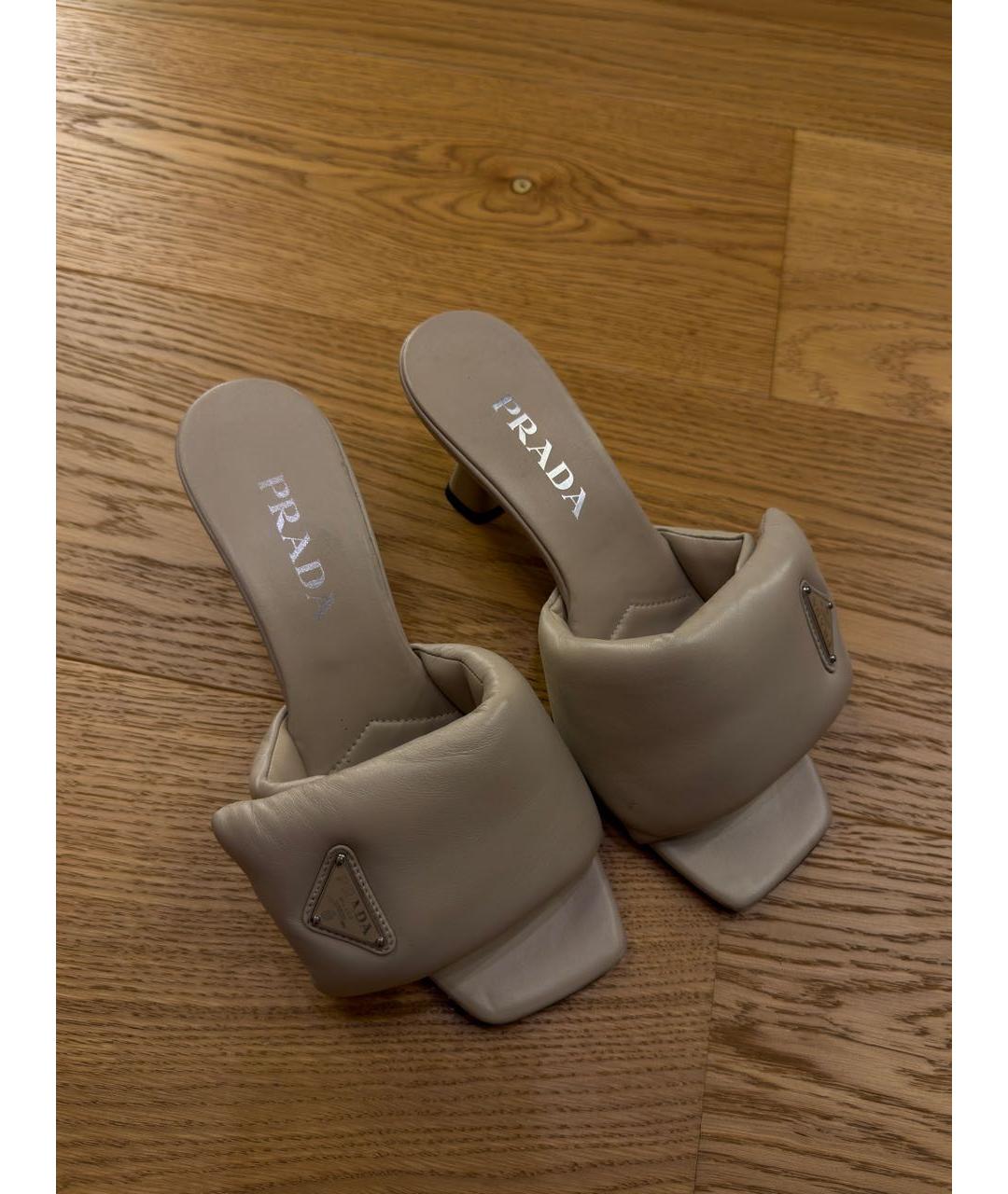 PRADA Бежевые кожаные босоножки, фото 3