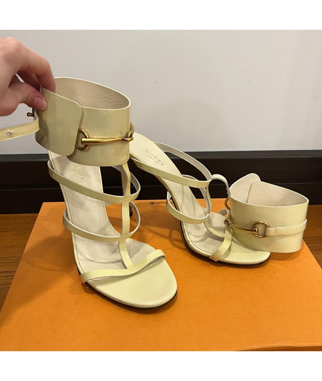 GUCCI Белые босоножки из лакированной кожи, фото 4