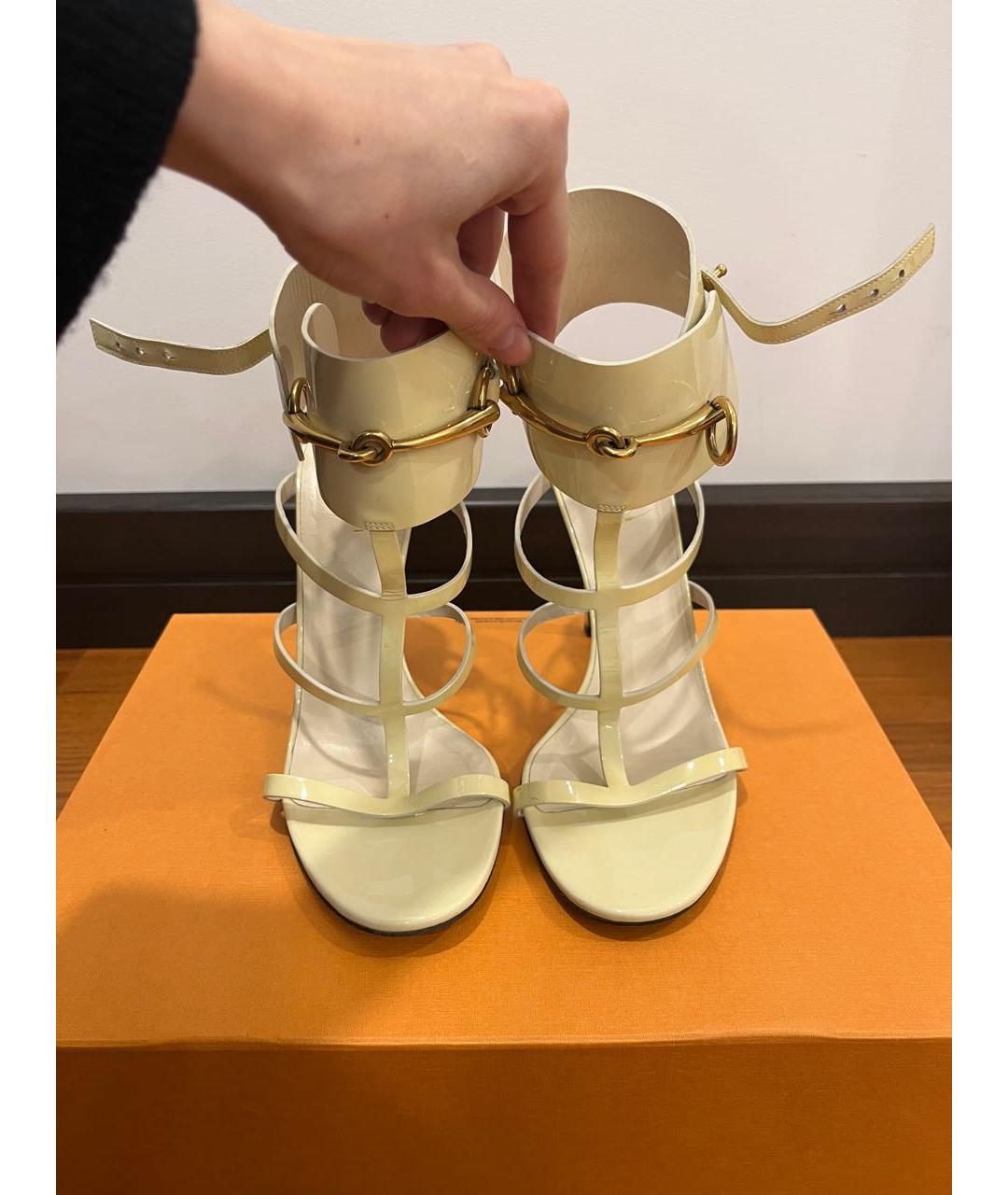 GUCCI Белые босоножки из лакированной кожи, фото 2