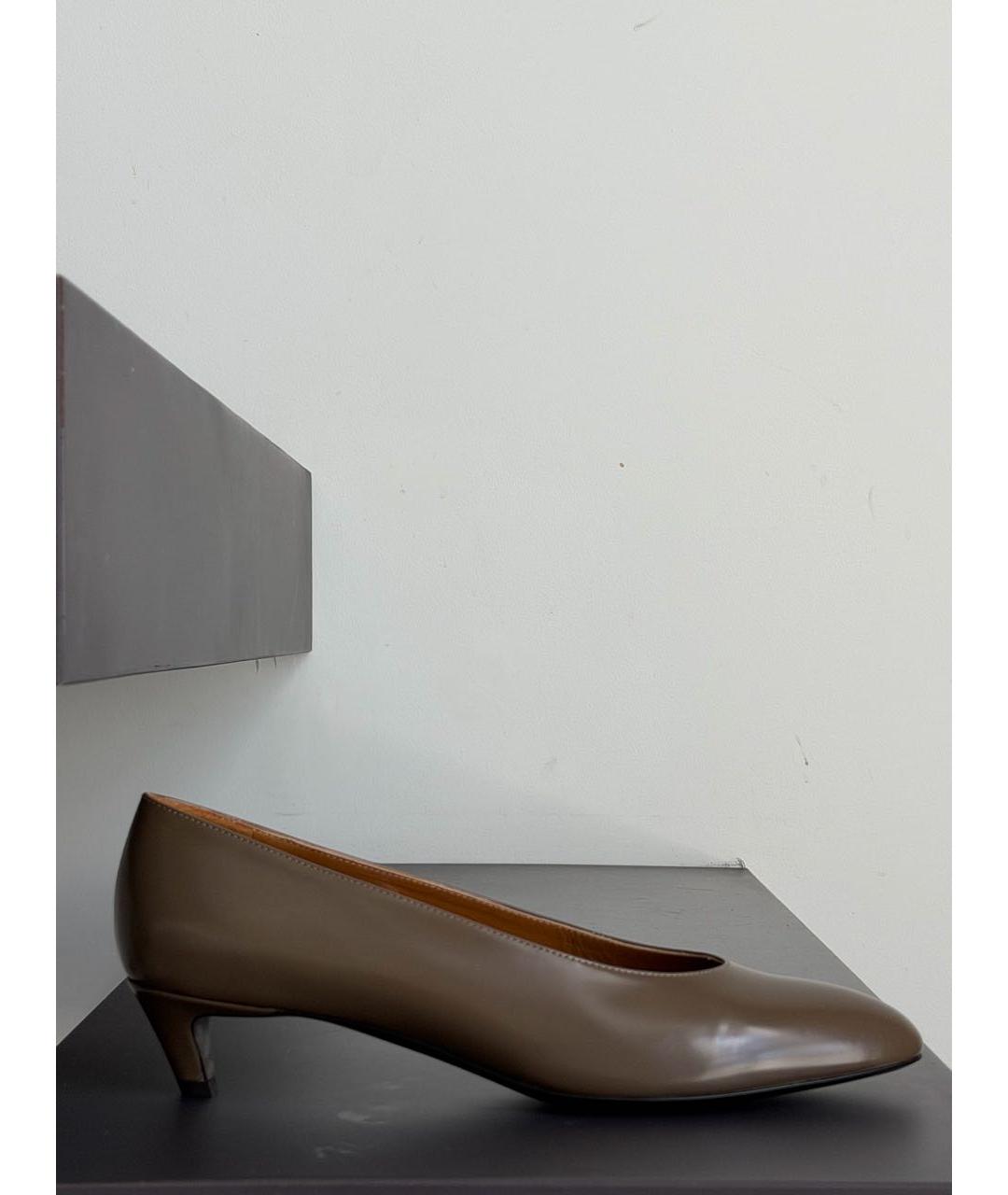 THE ROW Коричневые лодочки на низком каблуке из лакированной кожи, фото 6