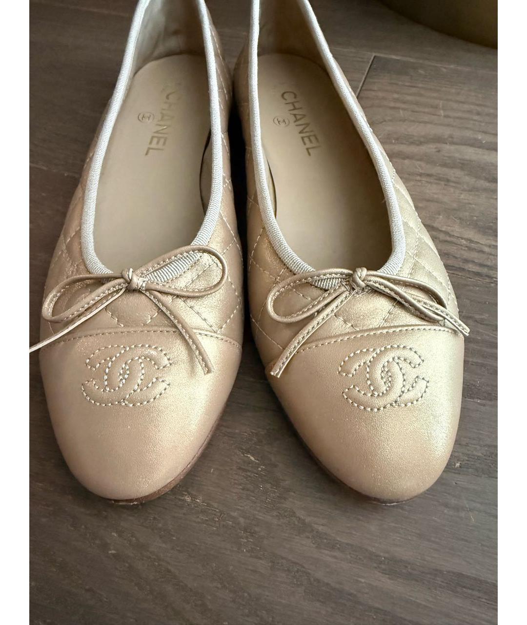 CHANEL Золотые кожаные балетки, фото 2