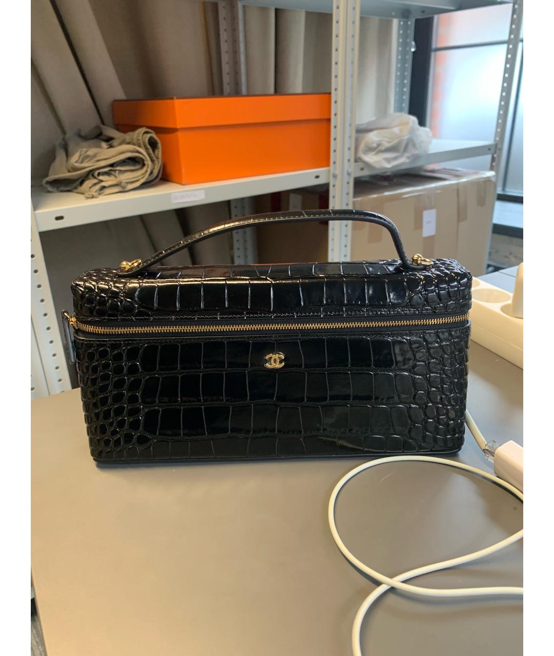 CHANEL Черная сумка через плечо из лакированной кожи, фото 3