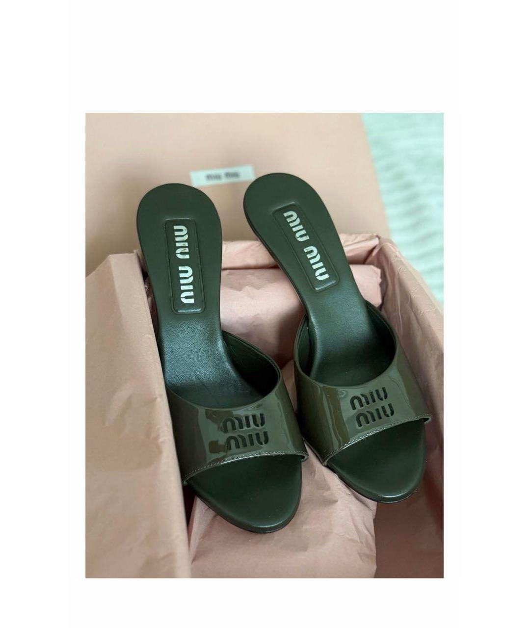 MIU MIU Зеленые мюли из лакированной кожи, фото 2