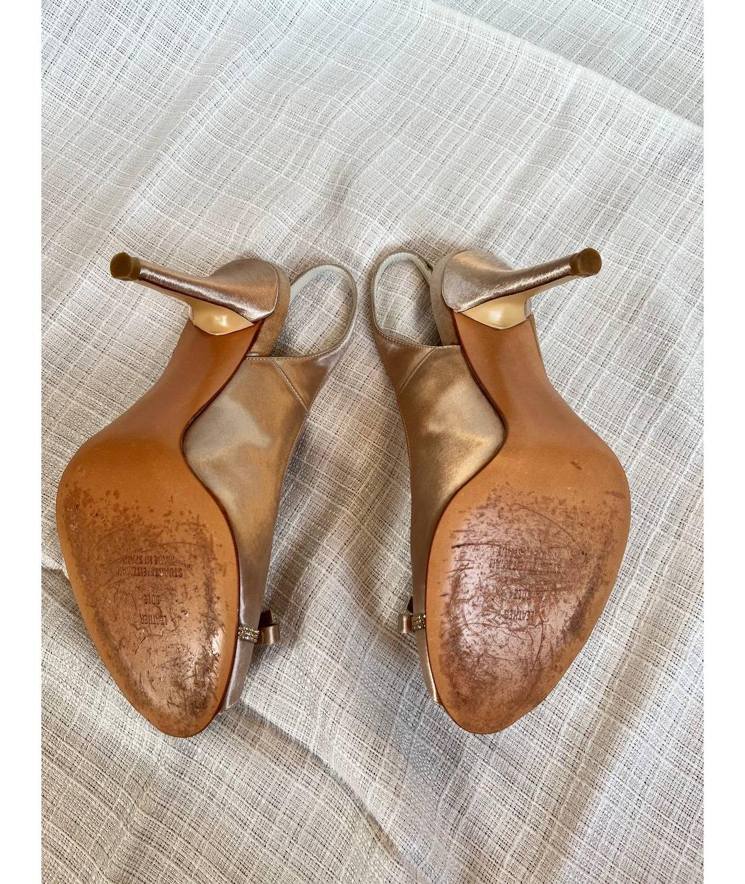 STUART WEITZMAN Золотые текстильные босоножки, фото 3