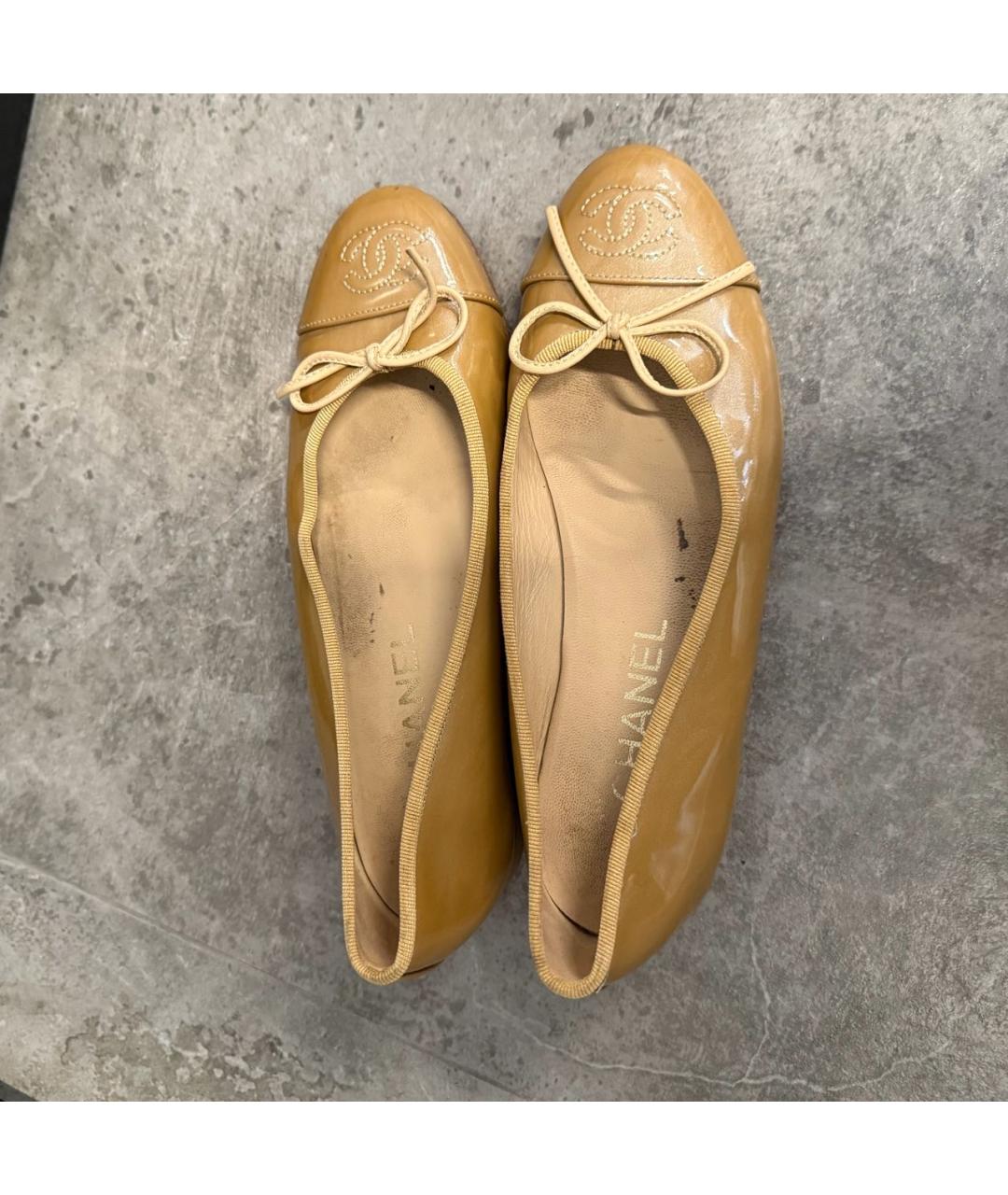 CHANEL Горчичные балетки из лакированной кожи, фото 3