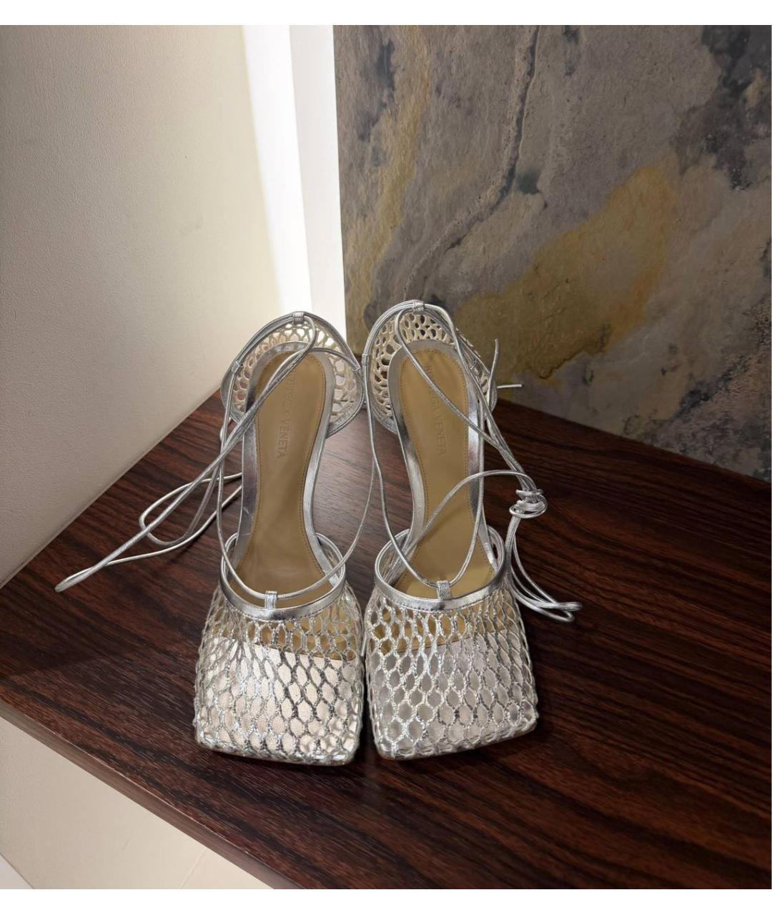 BOTTEGA VENETA Серебряные кожаные босоножки, фото 2