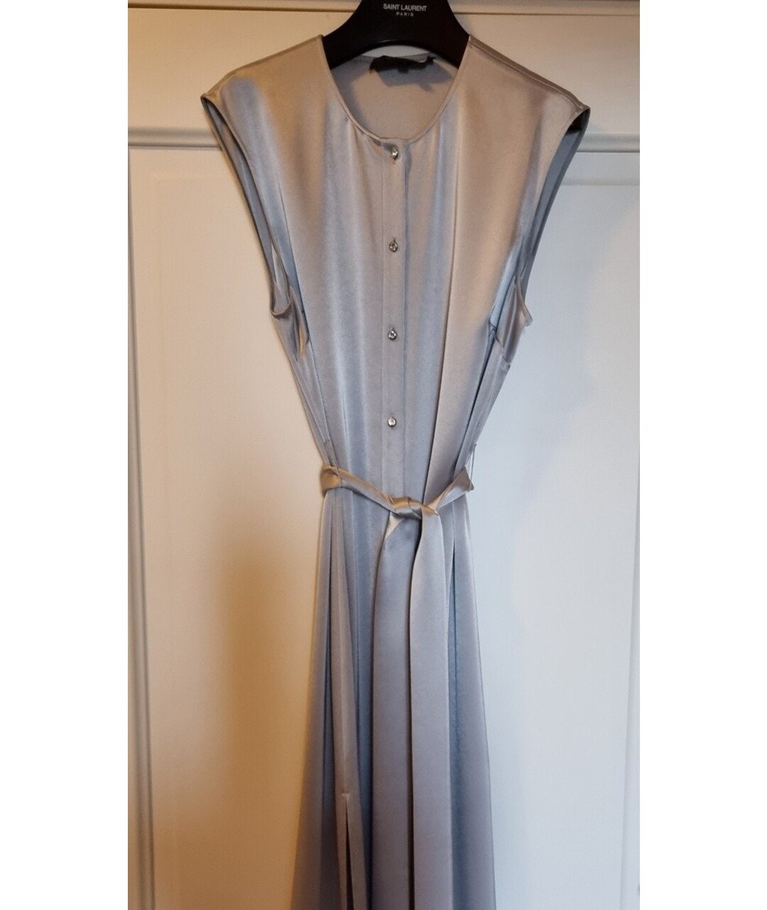 ST. JOHN Серебряное атласное платье, фото 7
