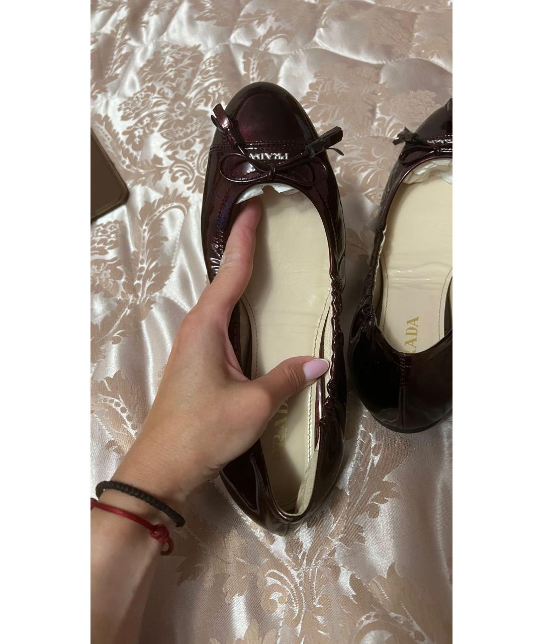 PRADA Бордовые балетки из лакированной кожи, фото 3