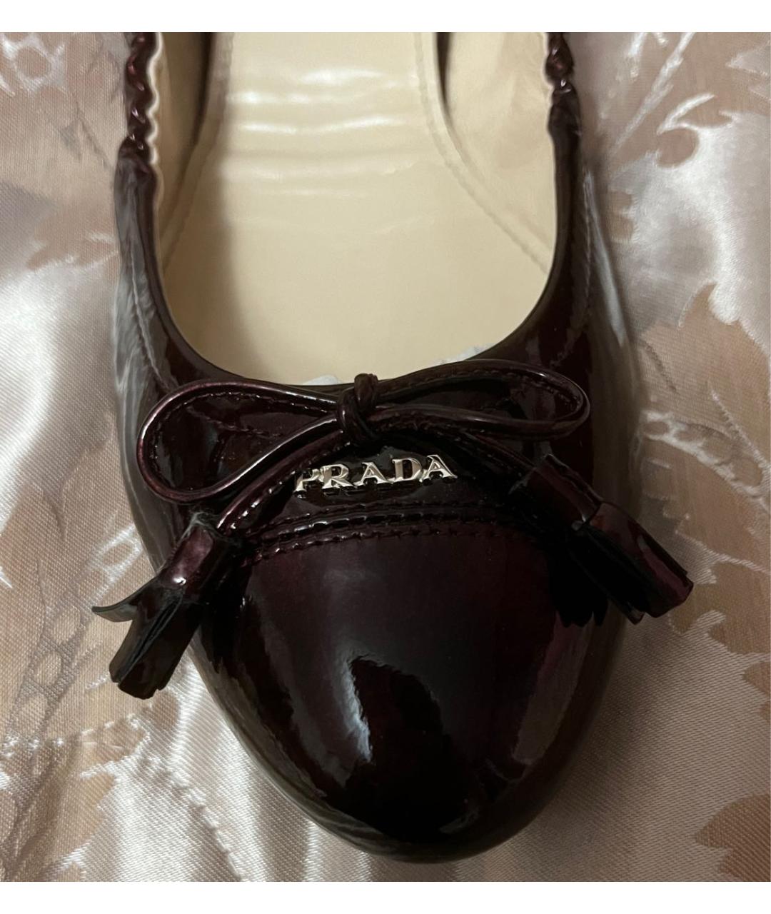 PRADA Бордовые балетки из лакированной кожи, фото 7