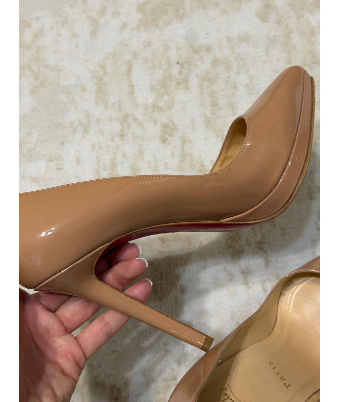 CHRISTIAN LOUBOUTIN Бежевые туфли из лакированной кожи, фото 8