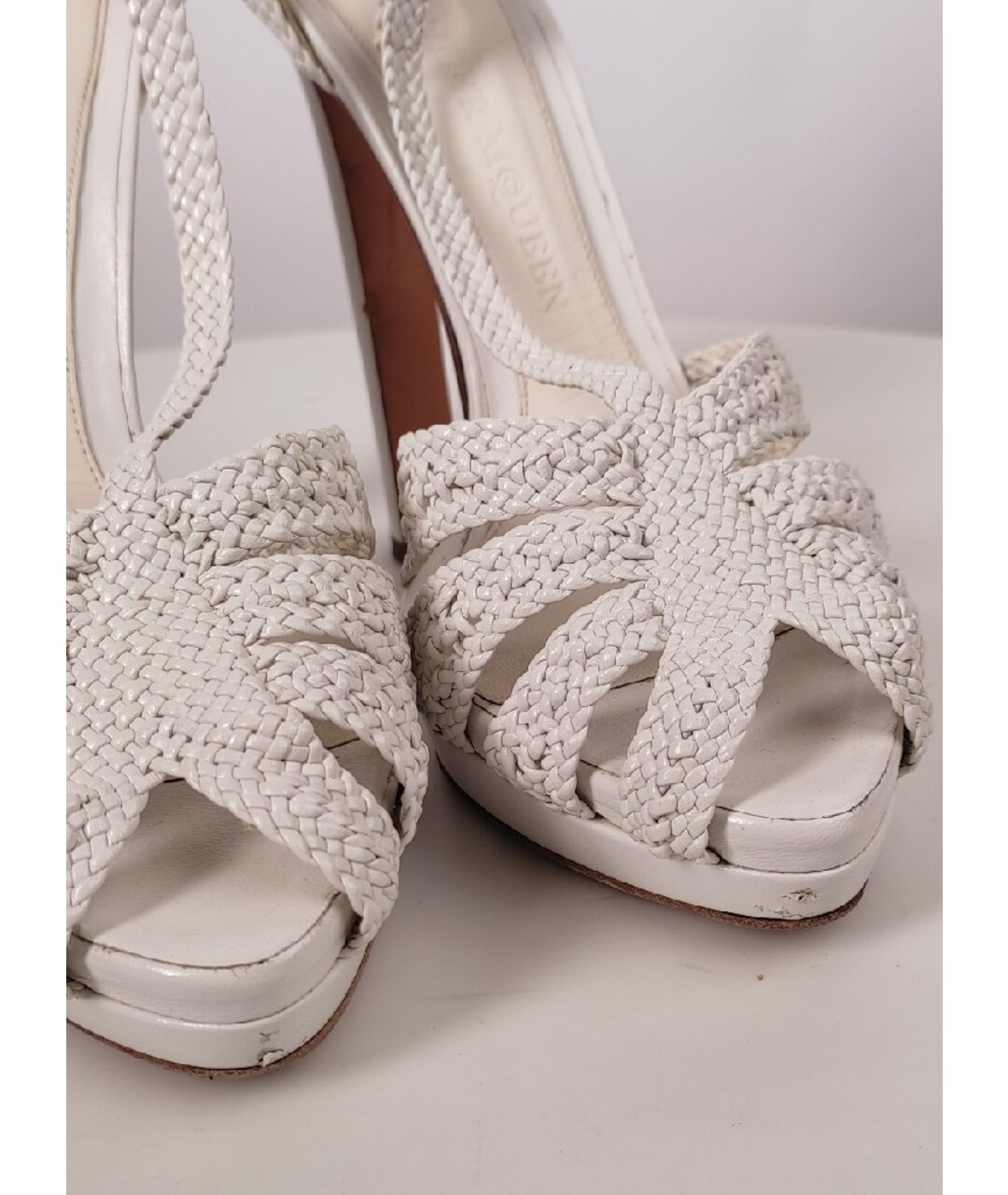 ALEXANDER MCQUEEN Белые кожаные босоножки, фото 7