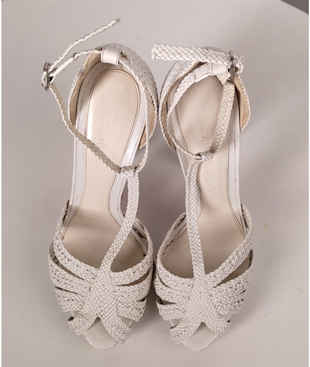 ALEXANDER MCQUEEN Белые кожаные босоножки, фото 3