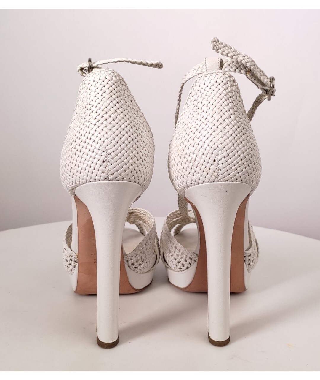 ALEXANDER MCQUEEN Белые кожаные босоножки, фото 4