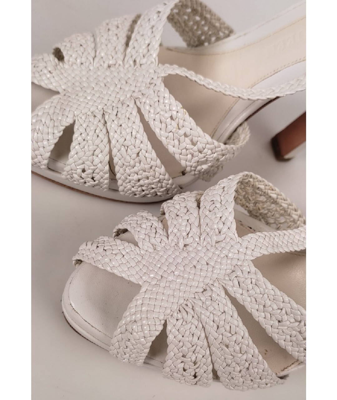 ALEXANDER MCQUEEN Белые кожаные босоножки, фото 6