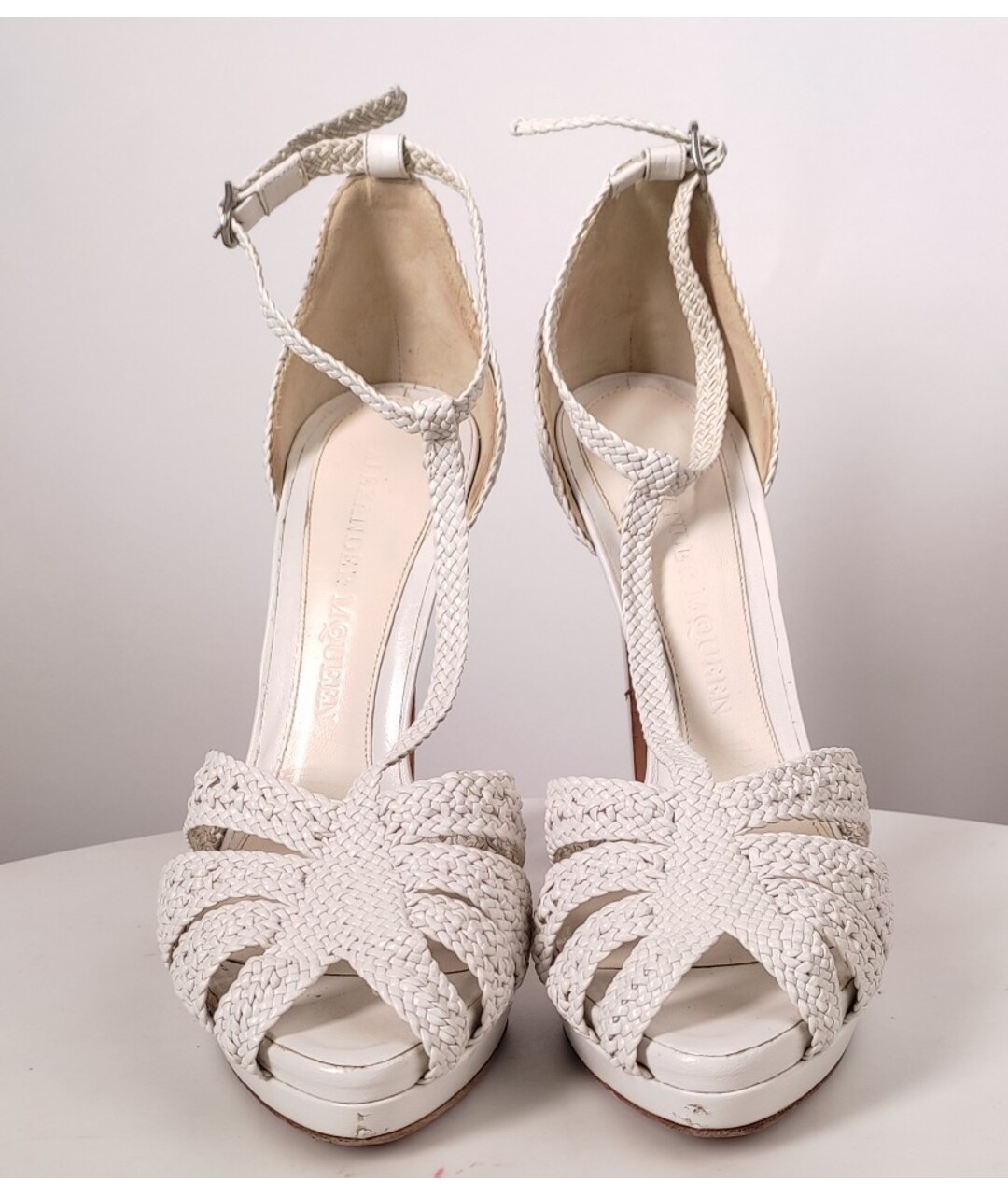ALEXANDER MCQUEEN Белые кожаные босоножки, фото 2