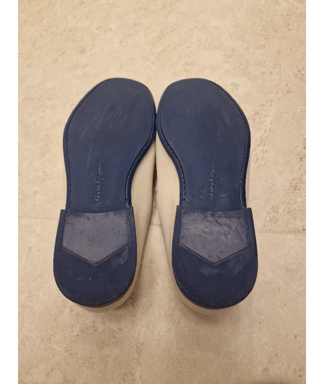 FERRAGAMO Белые кожаные лоферы, фото 4