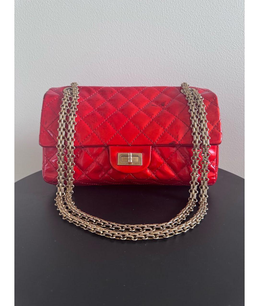 CHANEL Красная сумка через плечо из лакированной кожи, фото 1