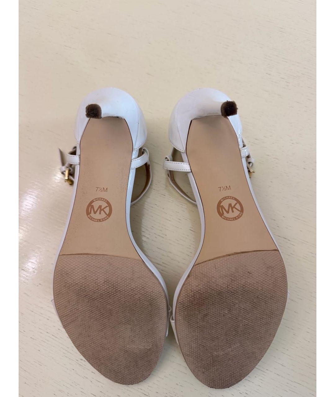 MICHAEL KORS Белые босоножки из лакированной кожи, фото 4