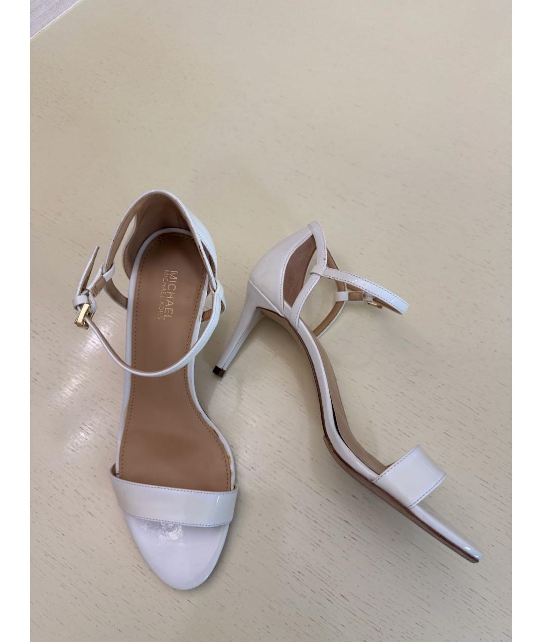 MICHAEL KORS Белые босоножки из лакированной кожи, фото 8
