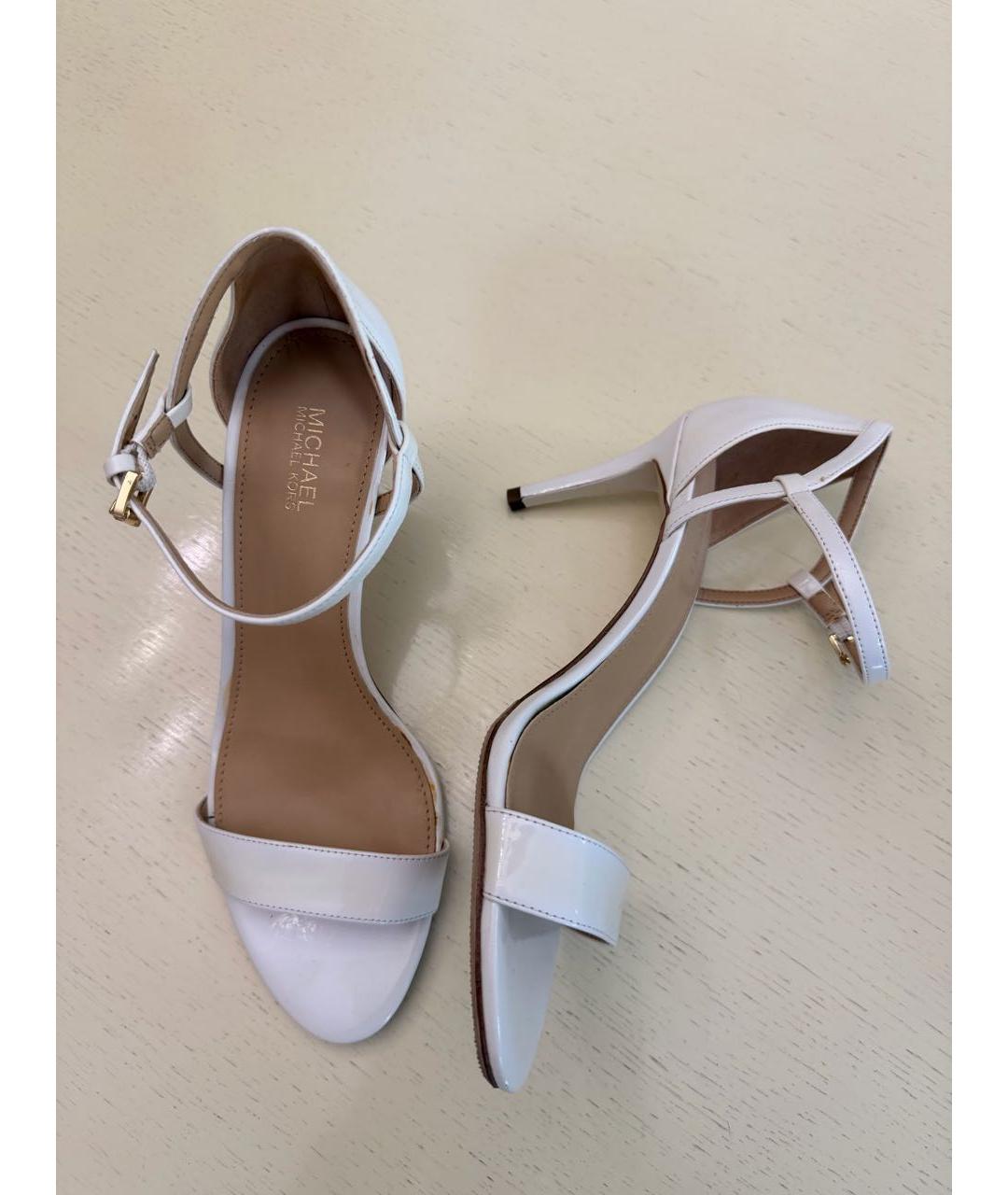 MICHAEL KORS Белые босоножки из лакированной кожи, фото 3