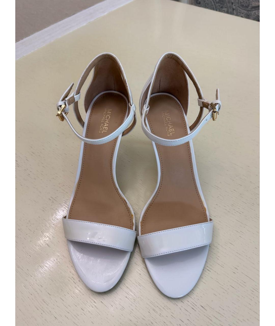 MICHAEL KORS Белые босоножки из лакированной кожи, фото 2