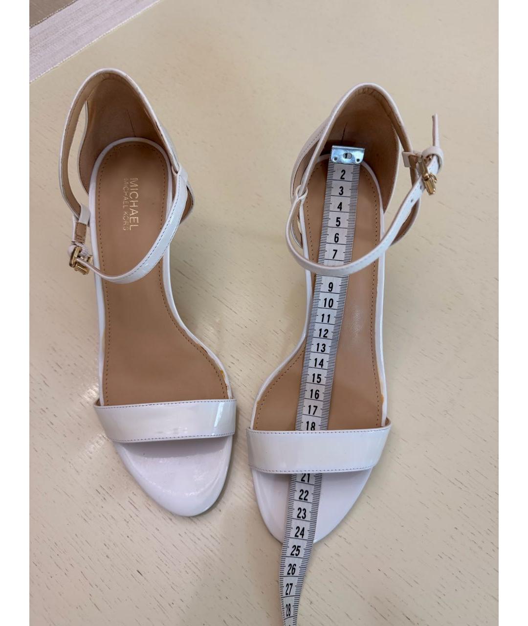 MICHAEL KORS Белые босоножки из лакированной кожи, фото 5