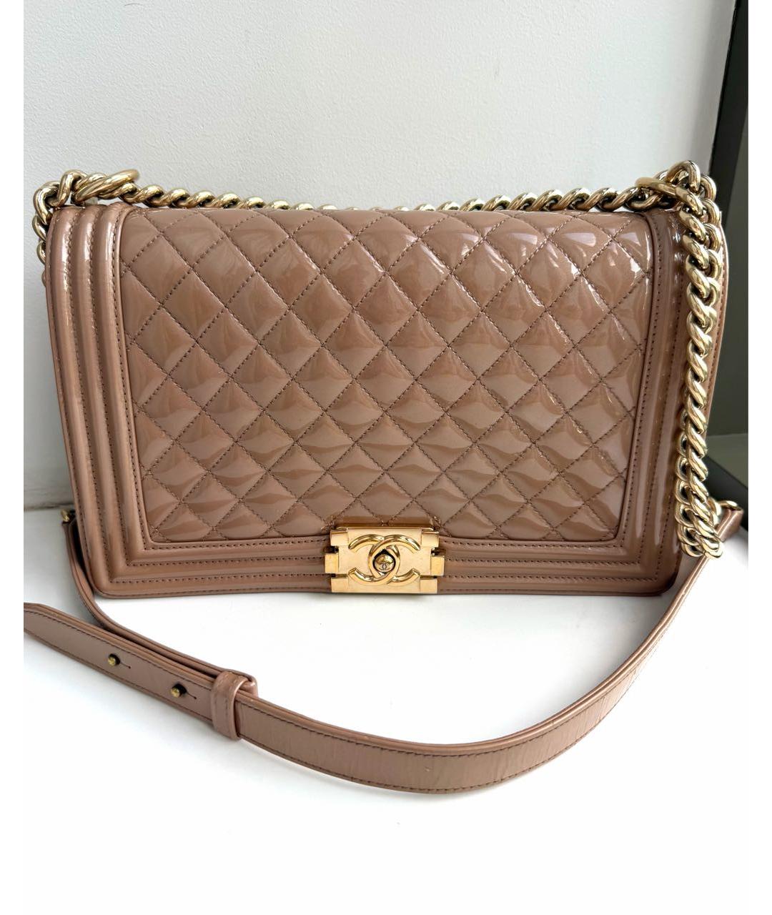 CHANEL Бежевая сумка через плечо из лакированной кожи, фото 2