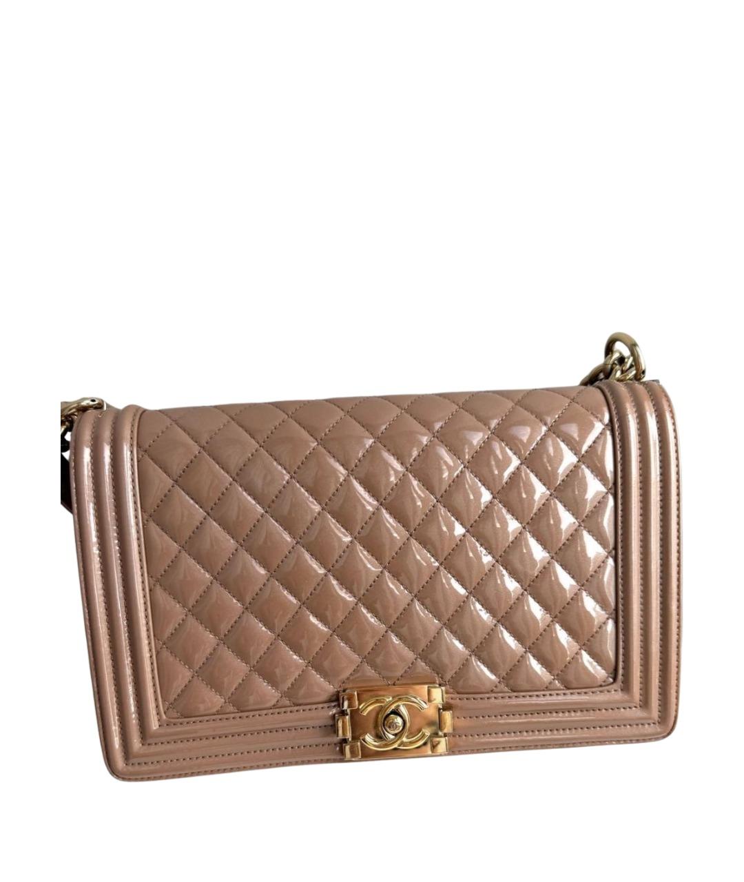 CHANEL Бежевая сумка через плечо из лакированной кожи, фото 1