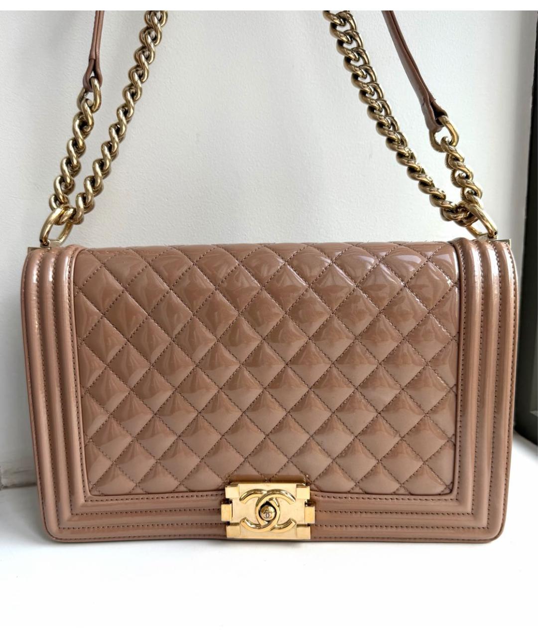 CHANEL Бежевая сумка через плечо из лакированной кожи, фото 3