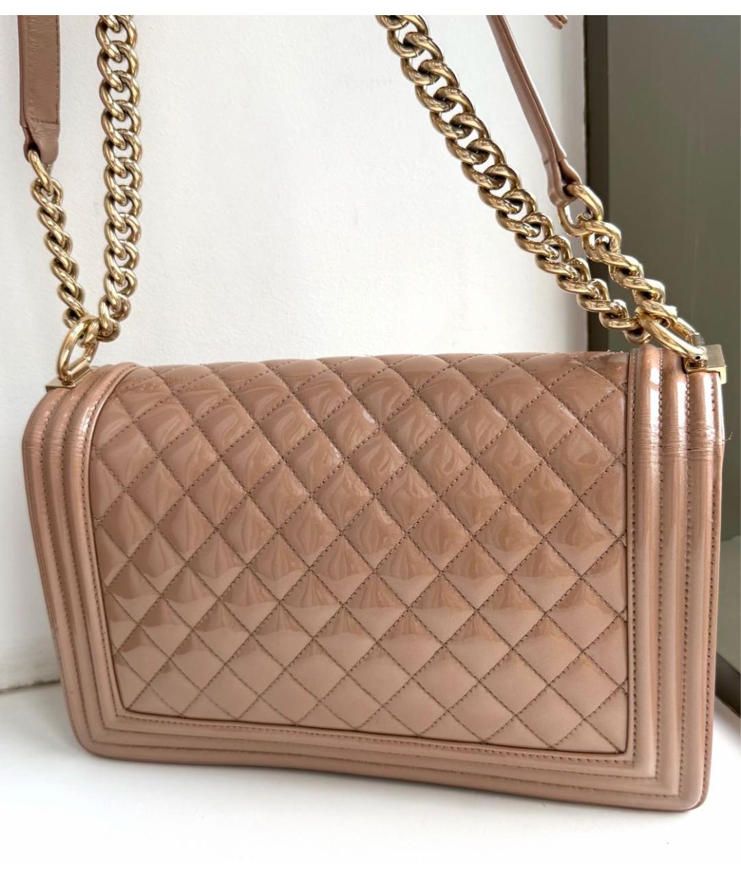 CHANEL Бежевая сумка через плечо из лакированной кожи, фото 4