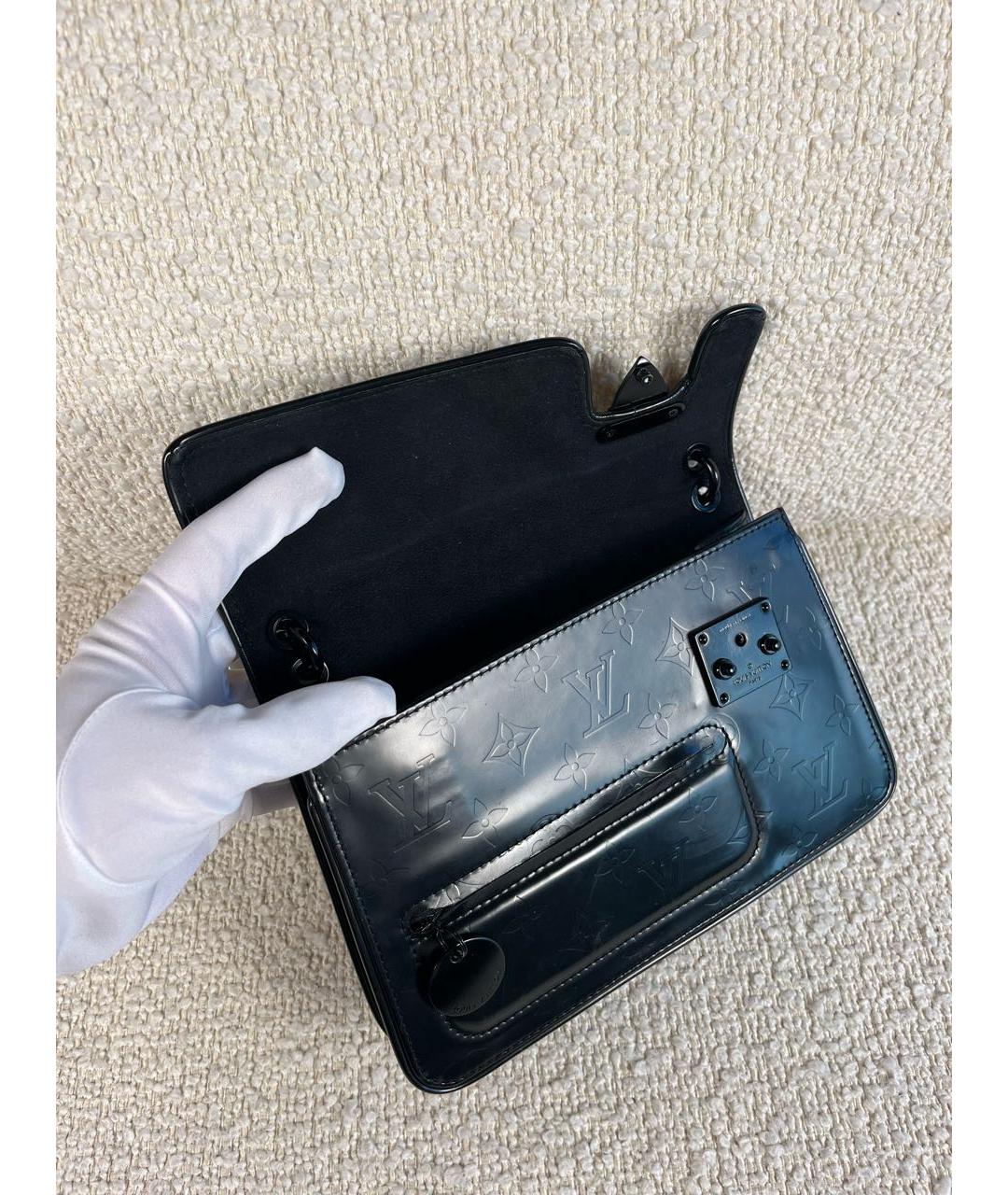LOUIS VUITTON Черная сумка с короткими ручками из лакированной кожи, фото 5