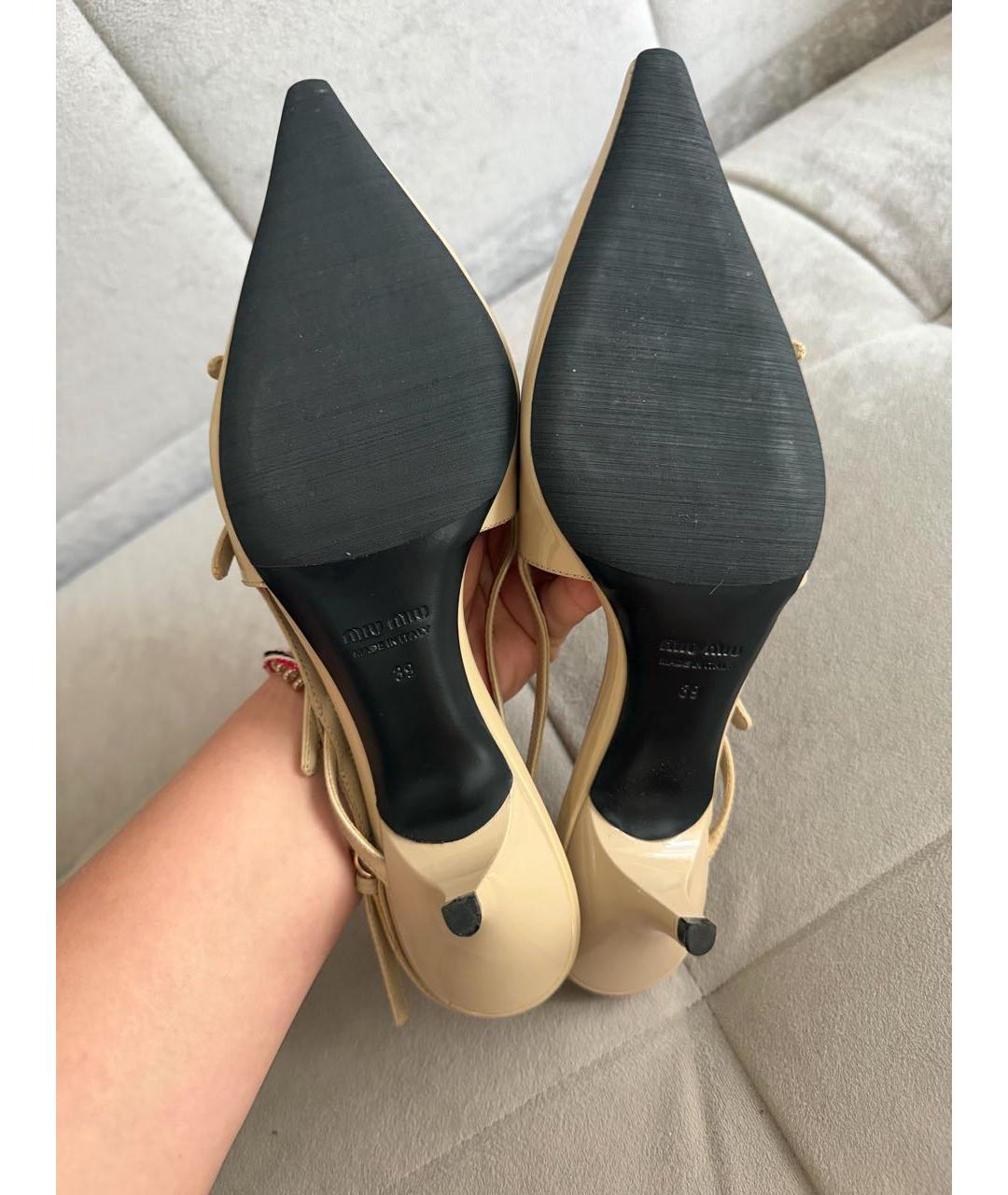 MIU MIU Бежевые туфли из лакированной кожи, фото 3